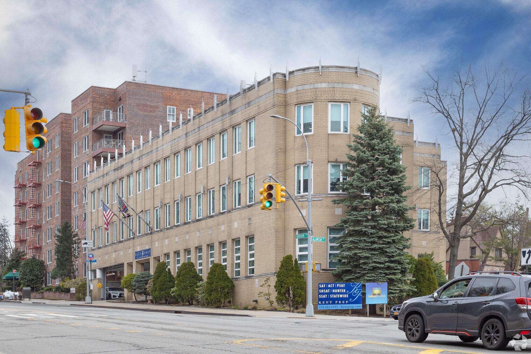 241-02 Northern Blvd, Douglaston, NY à louer Photo principale– Image 1 sur 6