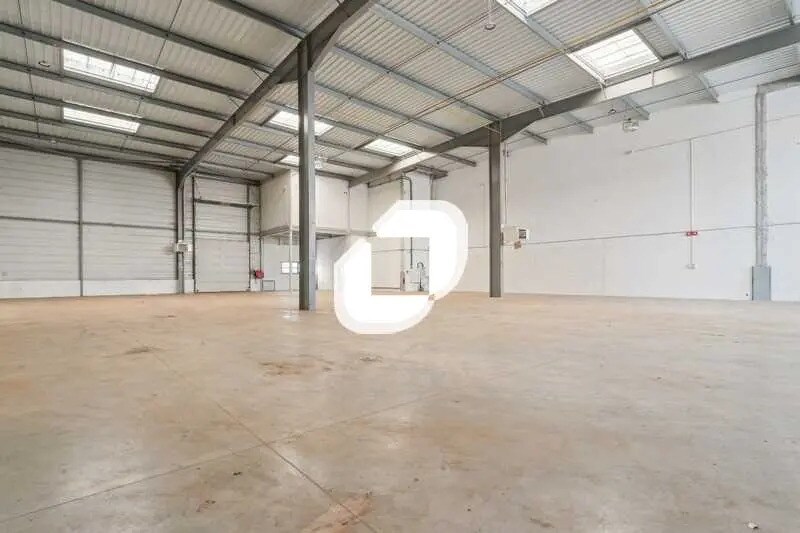 Local d’activités dans Le Blanc-Mesnil à louer - Photo de l’immeuble – Image 3 sur 13