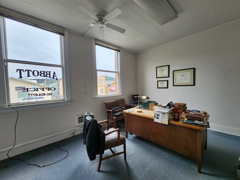 99 E 2nd St, Coquille, OR à vendre - Photo de l’immeuble – Image 3 sur 14