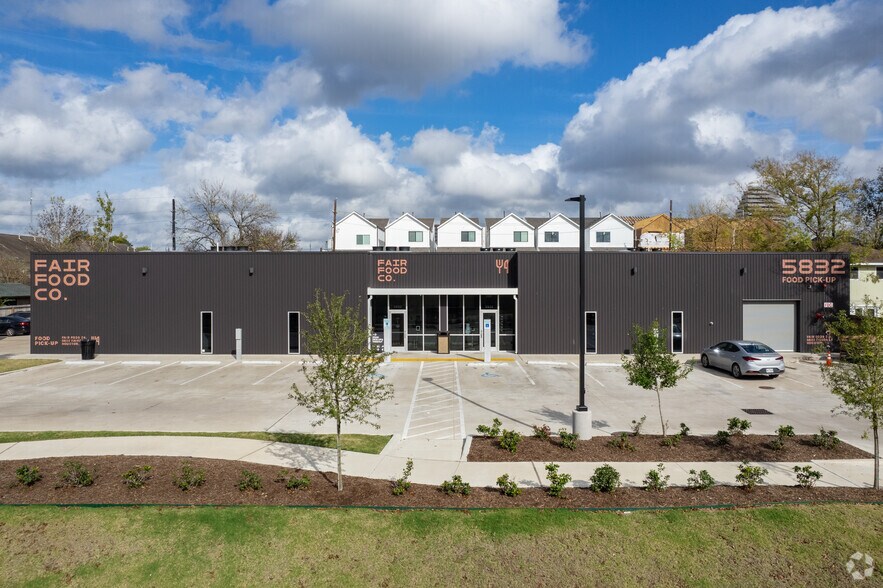 5832 Fairdale Ln, Houston, TX à louer - Photo de l’immeuble – Image 2 sur 18
