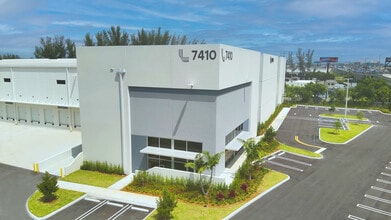 7400 NW 79th Ave, Medley, FL à louer Photo de l’immeuble– Image 2 sur 5