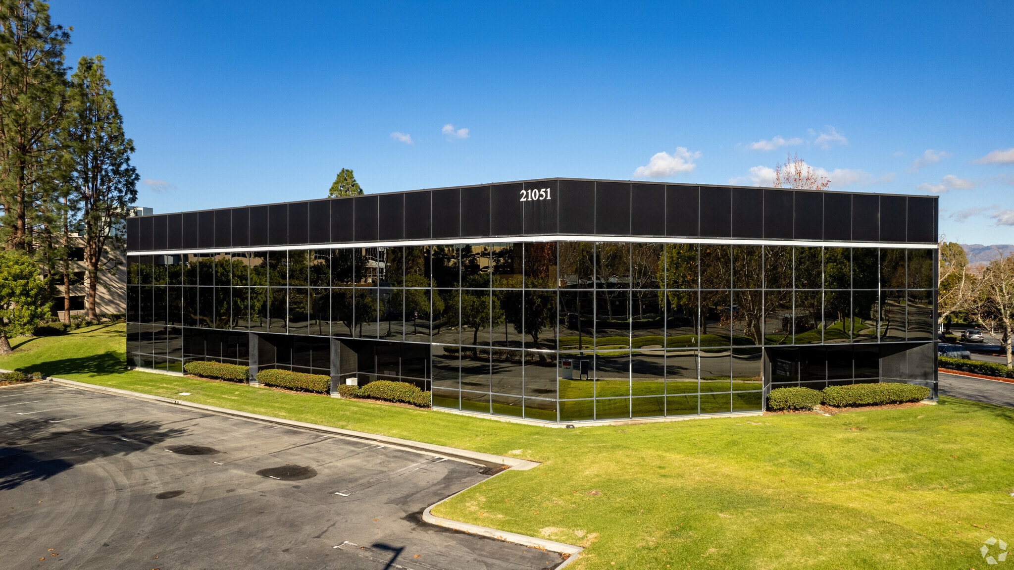 20935 Warner Center Ln, Woodland Hills, CA à louer Photo principale– Image 1 sur 46