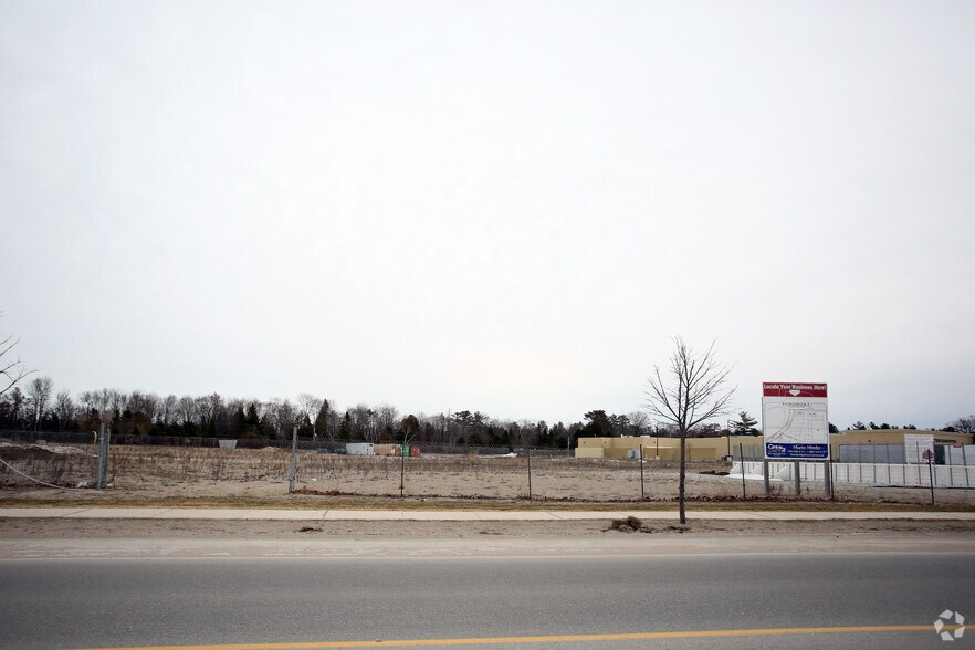 100 Stonebridge Blvd, Wasaga Beach, ON à louer - Photo principale – Image 1 sur 2
