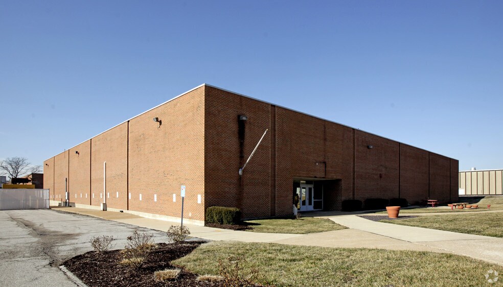 560 Anglum Rd, Hazelwood, MO à louer - Photo de l’immeuble – Image 3 sur 11