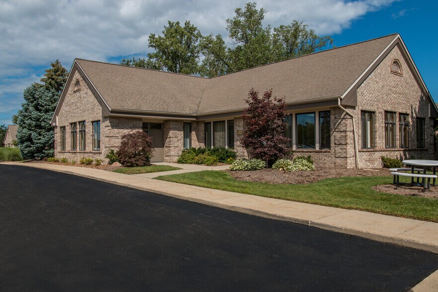 2410 Woodlake Dr, Okemos, MI à louer - Photo de l’immeuble – Image 2 sur 2