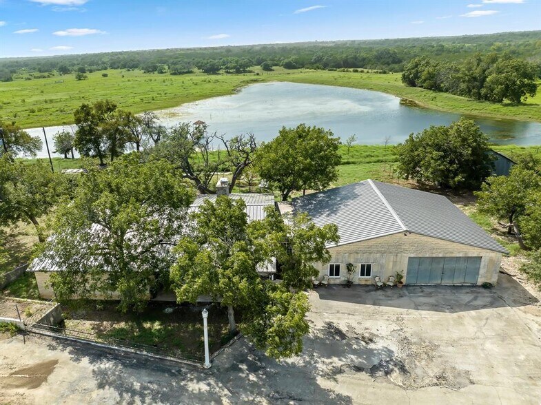 1560 County Road 287, Liberty Hill, TX à louer - Photo de l’immeuble – Image 1 sur 5