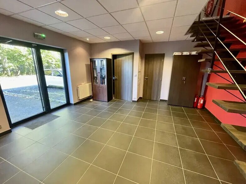 Bureau dans Saint-Jean-du-Cardonnay à louer - Hall d’entrée – Image 3 sur 9