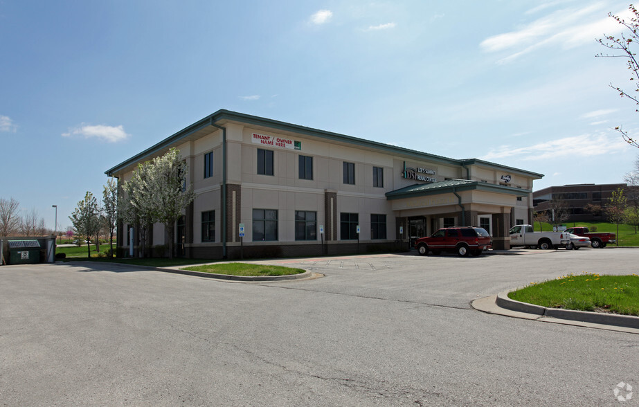 100 NE Missouri Rd, Lees Summit, MO à louer - Photo de l’immeuble – Image 1 sur 11