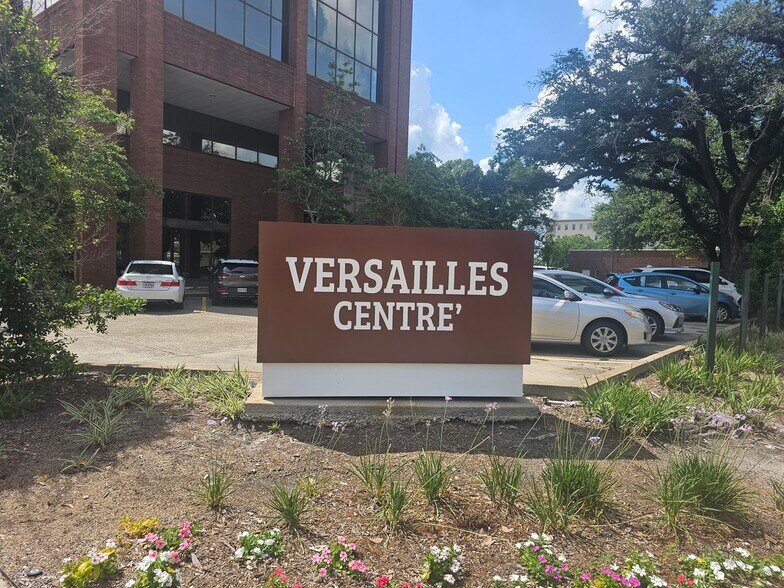 102 Versailles Blvd, Lafayette, LA à louer - Photo de l’immeuble – Image 2 sur 10