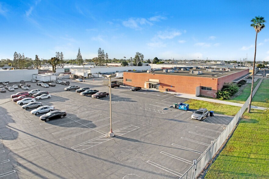 1001 S Grand Ave, Santa Ana, CA à louer - Photo de l’immeuble – Image 3 sur 5