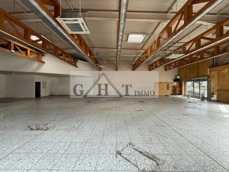 Local commercial dans Pontault-Combault à louer - Photo de l’immeuble – Image 3 sur 6
