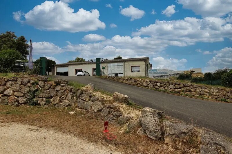 Local d'activités dans Branne à vendre Photo de l’immeuble– Image 1 sur 7