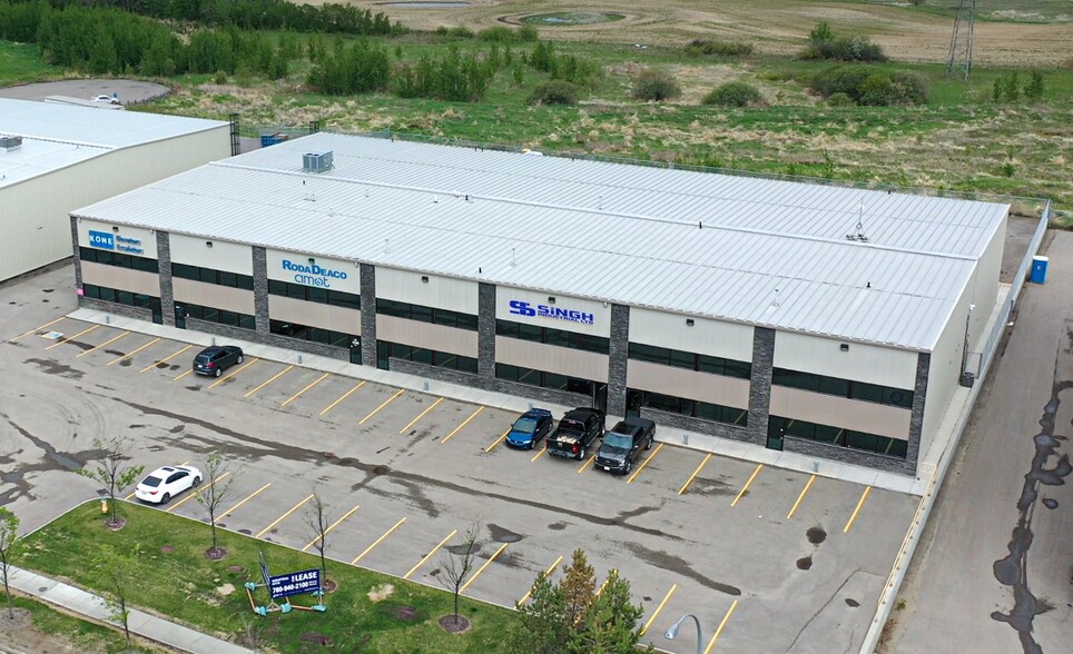 4308 Roper Rd NW, Edmonton, AB à louer - Photo de l’immeuble – Image 1 sur 1