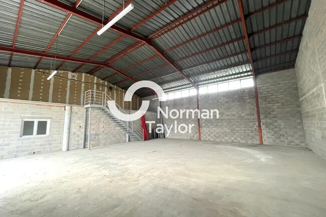 Plus de détails pour Local d'activités à louer