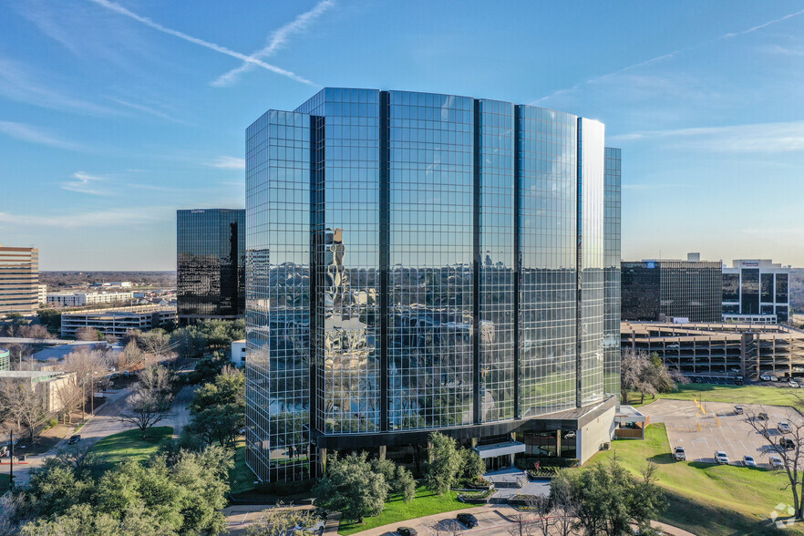 12377 Merit Dr, Dallas, TX à louer - Photo de l’immeuble – Image 1 sur 24