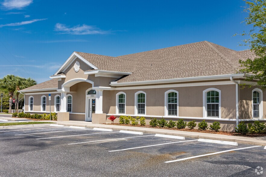 13021 W Linebaugh Ave, Tampa, FL à louer - Photo de l’immeuble – Image 3 sur 11