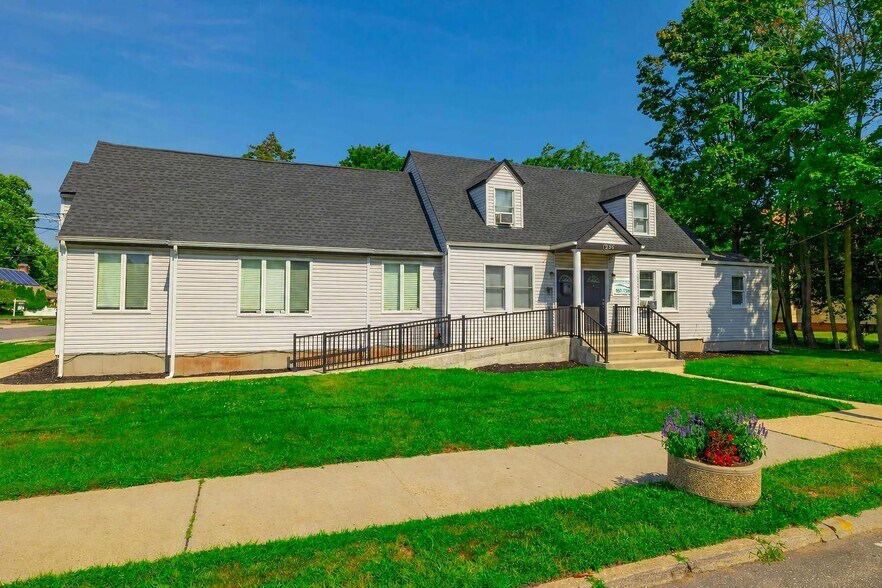 256 N Wellwood Ave, Lindenhurst, NY à louer - Photo de l’immeuble – Image 1 sur 14