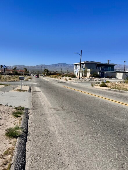 67856 Hacienda Ave, Desert Hot Springs, CA à vendre - Photo de l’immeuble – Image 2 sur 9