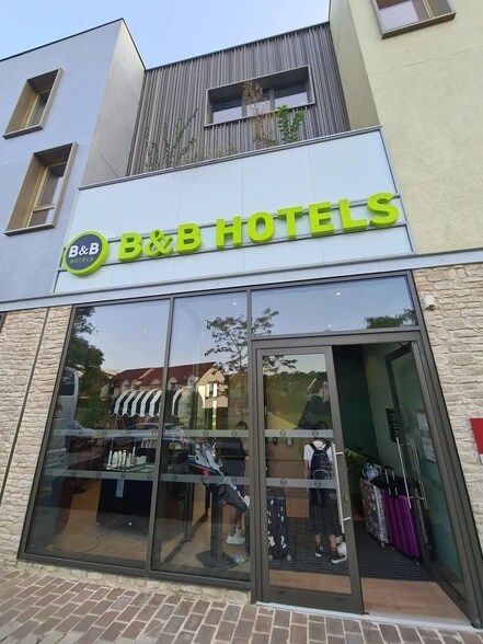 Services hôteliers dans Le Chesnay-Rocquencourt à vendre - Photo de l’immeuble – Image 3 sur 4