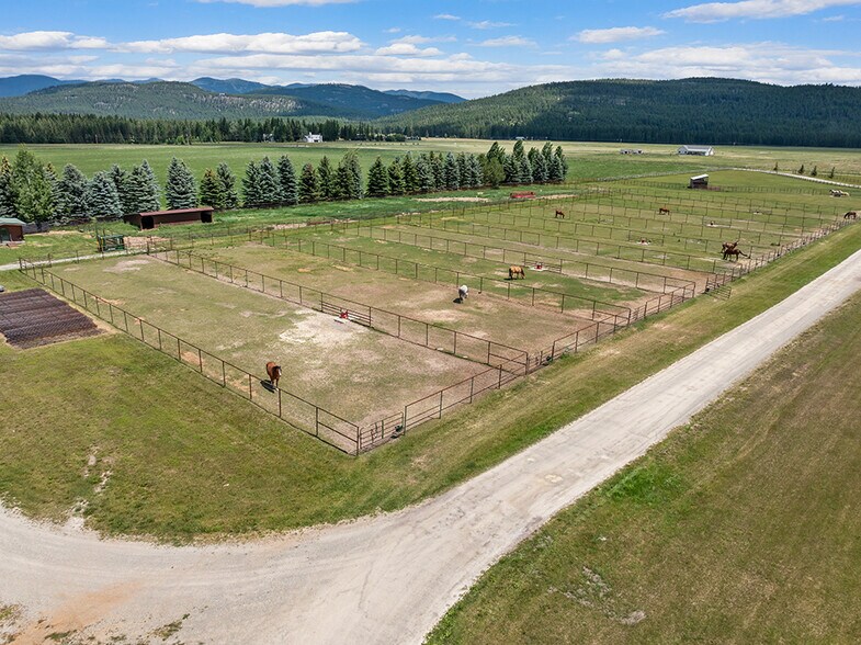 555 Twin Bridges Rd, Whitefish, MT à vendre - Photo de l’immeuble – Image 3 sur 35