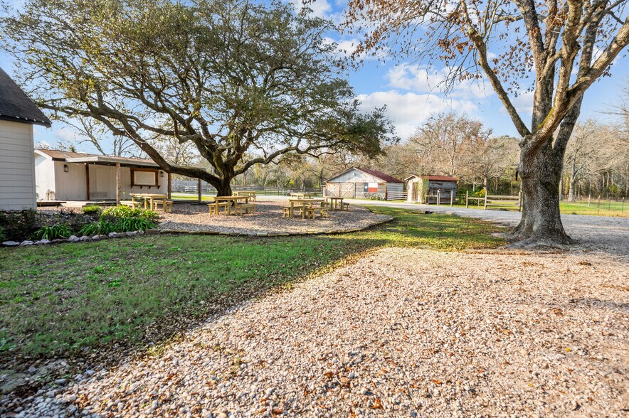 4319 N FM 565 Rd, Mont Belvieu, TX à louer - Photo de l’immeuble – Image 2 sur 18