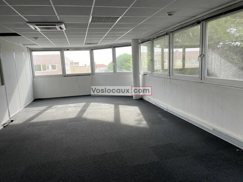 Bureau dans Villeneuve-Loubet à louer - Photo de l’immeuble – Image 2 sur 5