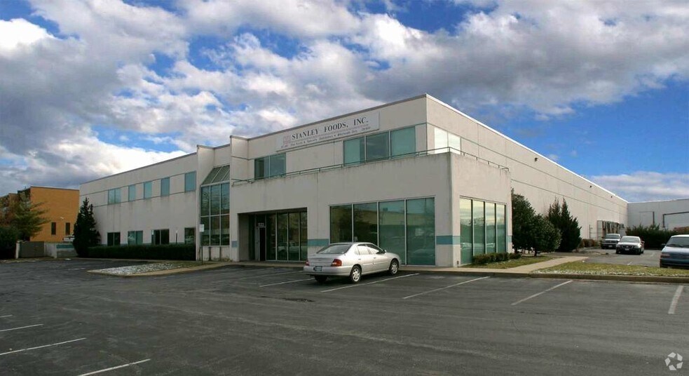 9001 E Hampton Dr, Capitol Heights, MD à louer - Photo de l’immeuble – Image 2 sur 5