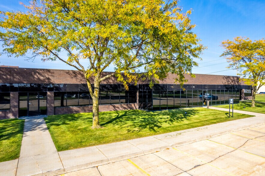 4500-4570 114th St, Urbandale, IA à louer - Photo de l’immeuble – Image 1 sur 5