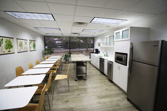 6112 Constitution Dr, Fort Wayne, IN à louer Photo de l’immeuble– Image 1 sur 3