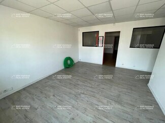 Plus de détails pour Local d'activités à louer