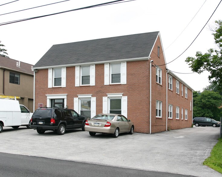 351 E Conestoga Rd, Wayne, PA à louer - Photo de l’immeuble – Image 1 sur 4