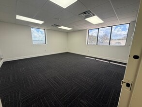 7506-7560 NW 70th St, Miami, FL à louer Photo intérieure– Image 1 sur 19