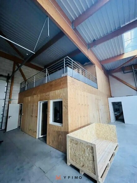 Local d’activités dans Carrières-sous-Poissy à louer - Photo de l’immeuble – Image 3 sur 4