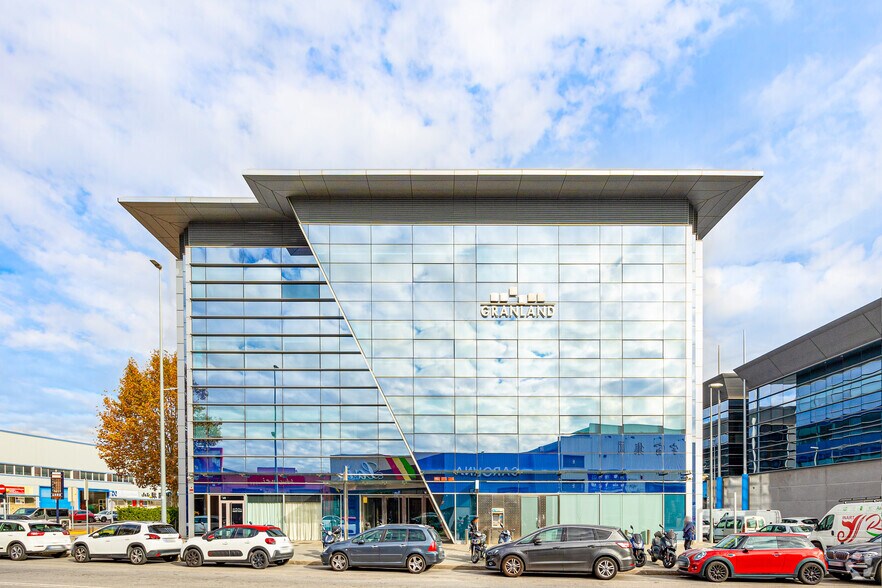 Avinguda del Maresme, Badalona, Barcelona à louer - Photo de l’immeuble – Image 2 sur 4