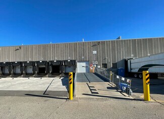Plus de détails pour 1330 Courtneypark Dr E, Mississauga, ON - Industriel/Logistique à louer