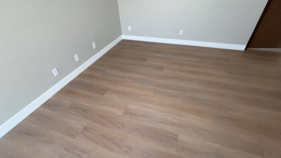 10741 Sherman Way, Sun Valley, CA à louer - Vidéo sur l’annonce professionnelle – Image 2 sur 4