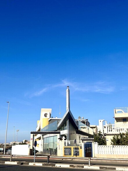 Local commercial dans Torrevieja à vendre - Photo de l’immeuble – Image 2 sur 9
