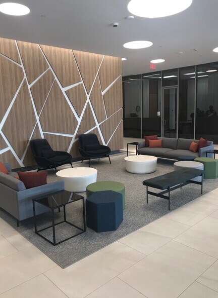 16825 Northchase Dr, Houston, TX à louer - Hall d’entrée – Image 2 sur 3