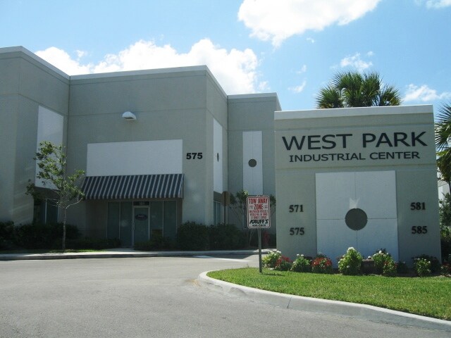 571 NW Mercantile Pl, Port Saint Lucie, FL à louer - Photo de l’immeuble – Image 3 sur 21