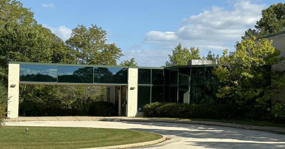 9980 S Oakwood Park Dr, Franklin, WI à vendre - Photo de l’immeuble – Image 2 sur 13