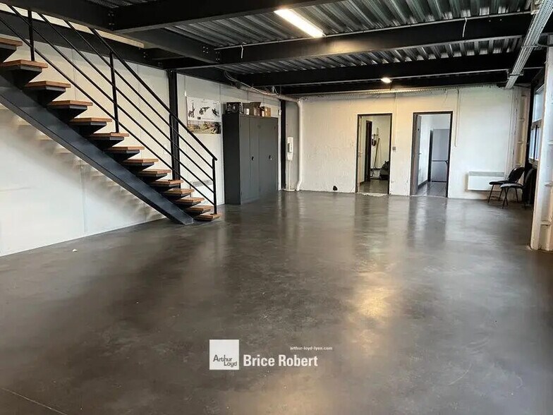 Local d’activités dans Saint-Priest à louer - Photo intérieure – Image 2 sur 6