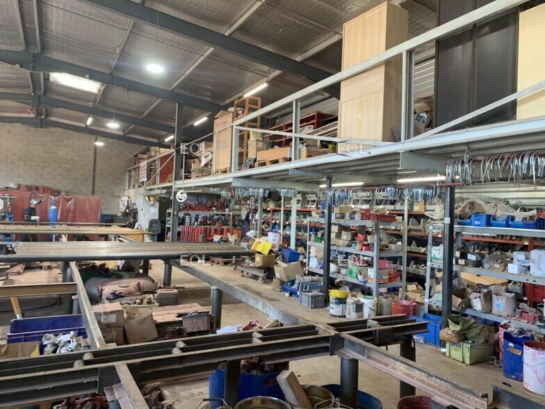 Local d'activités dans Le Thor à vendre - Photo intérieure – Image 1 sur 8