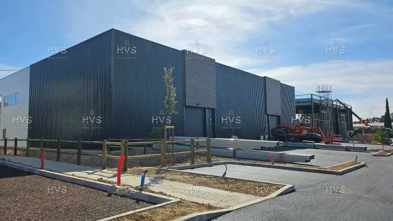 Local d’activités dans Venelles à louer - Photo de l’immeuble – Image 1 sur 7