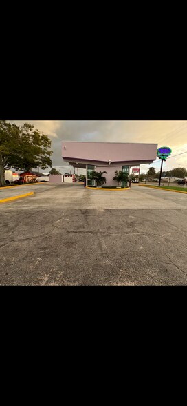 4595 49th St, Saint Petersburg, FL à vendre - Photo de l’immeuble – Image 2 sur 5