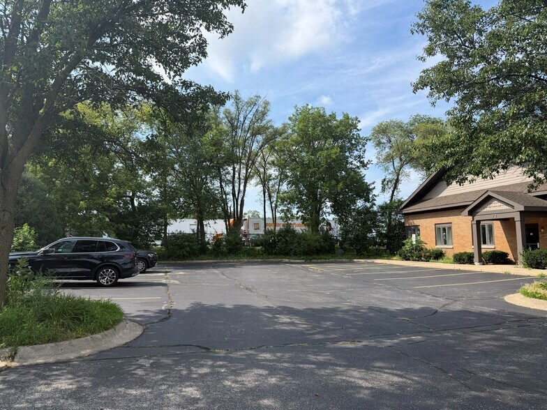 72 East St, Crystal Lake, IL à louer - Photo de l’immeuble – Image 3 sur 33