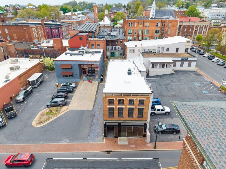 32 N Augusta St, Staunton, VA à louer - Photo principale – Image 1 sur 19