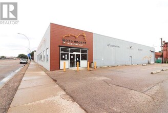 521D N Railway St SE, Medicine Hat, AB à louer Photo de l’immeuble– Image 2 sur 7