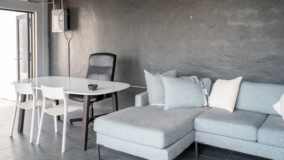 230 NW 71st St, Miami, FL à louer - Photo de l’immeuble – Image 2 sur 6