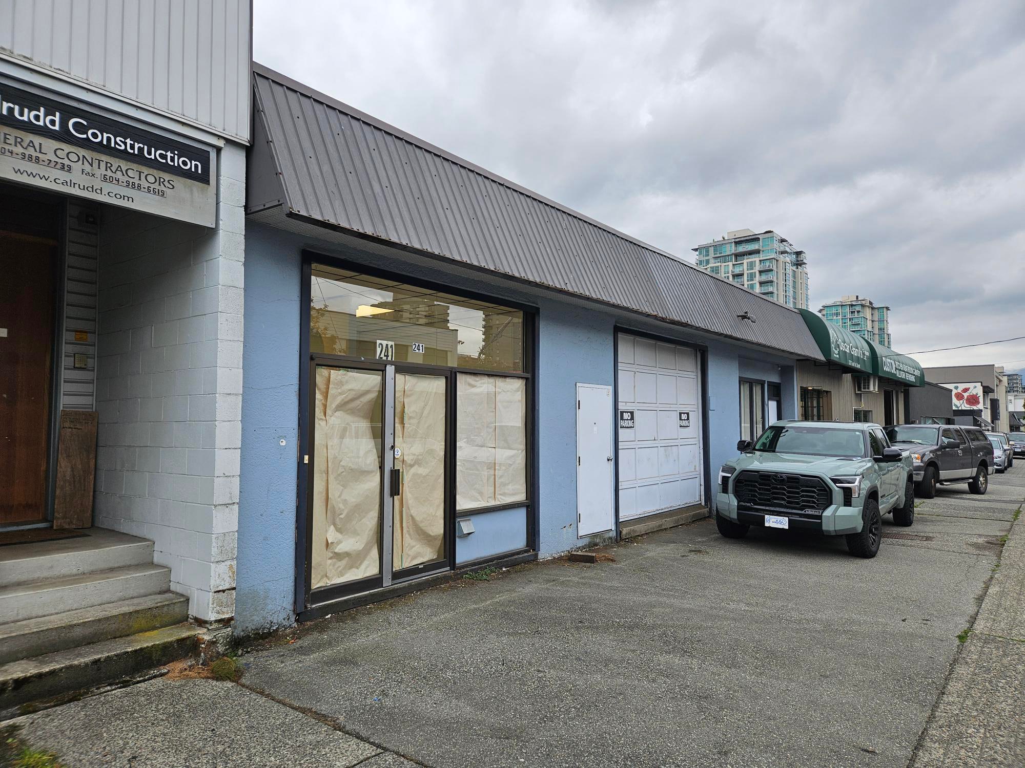 239-241 E 1st St, North Vancouver, BC à louer Photo de l’immeuble– Image 1 sur 7