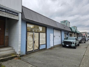 239-241 E 1st St, North Vancouver, BC à louer Photo de l’immeuble– Image 1 sur 7